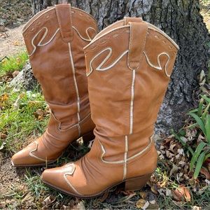 Vintage Cowgirl Style Heeled Slouchy Tan Leather Boots with Gold Accents Size 8